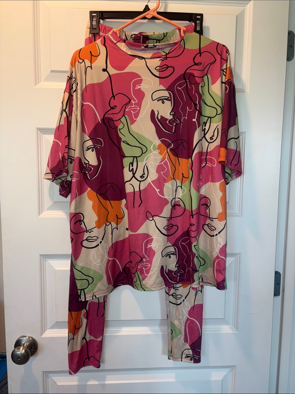 Set: Abstract Face Short Sleeve Tee & Leggings Set (Stretchy)